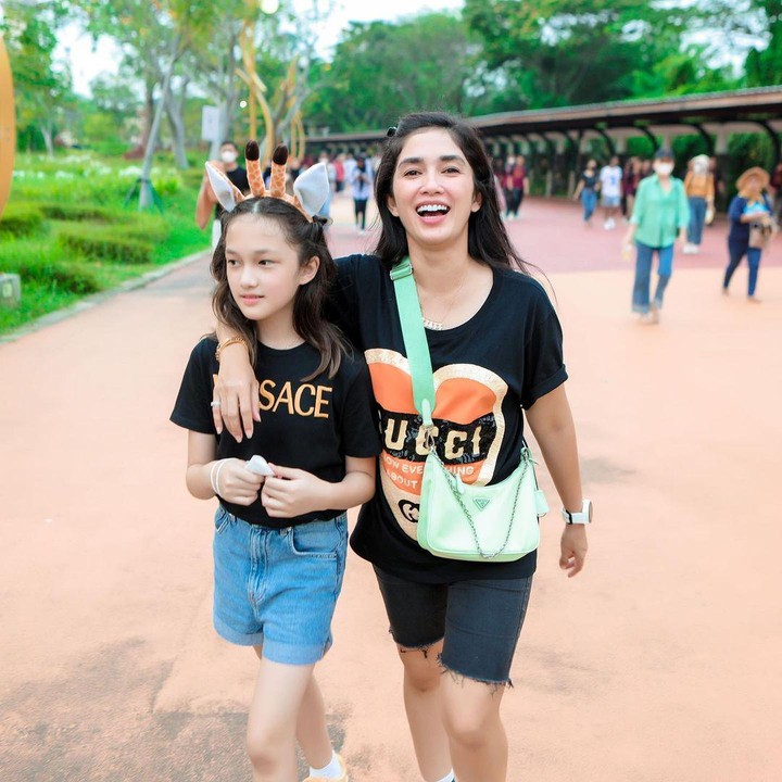 <p>Lahir pada 28 Oktober 2012, kini usia Elea sudah genap 10 tahun, lho. Meski begitu, Ussy masih menganggapnya seperti anak kecilnya. (Foto: Instagram: @ussypratama)</p>