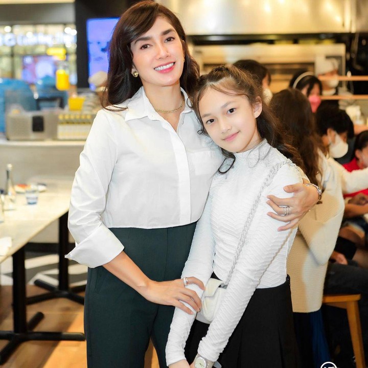 <p>Ussy sendiri kerap membagikan potret Alea pada laman Instagram-nya. Banyak netizen yang mengatakan Alea mirip dengan artis Korea, Bae Suzy. (Foto: Instagram: @ussypratama)</p>