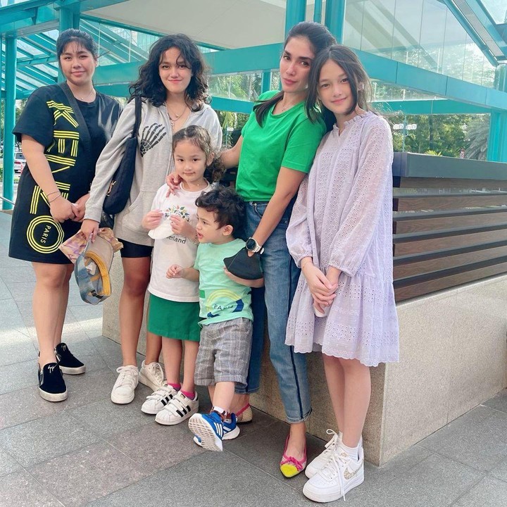 <p>Tak hanya itu, Alea juga sangat dekat dengan kakak dan adik-adiknya nih, Bunda. Mereka kerap mengabadikan momen bersama saat berlibur. (Foto: Instagram: @ussypratama)</p>