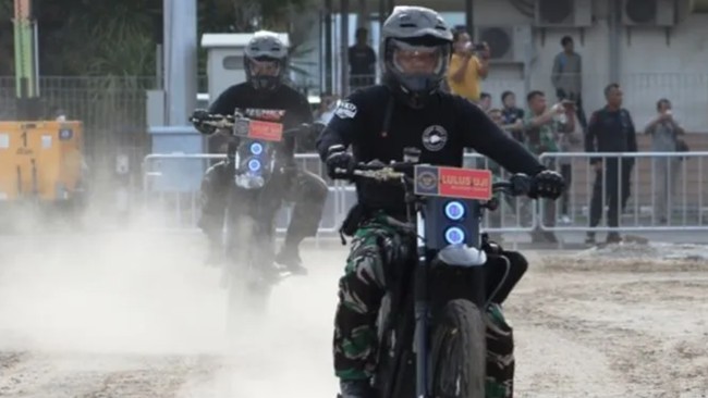 BUMN Len Industri mendapatkan kontrak dengan Kemhan memproduksi 6.000 motor listrik taktis militer buat digunakan TNI.