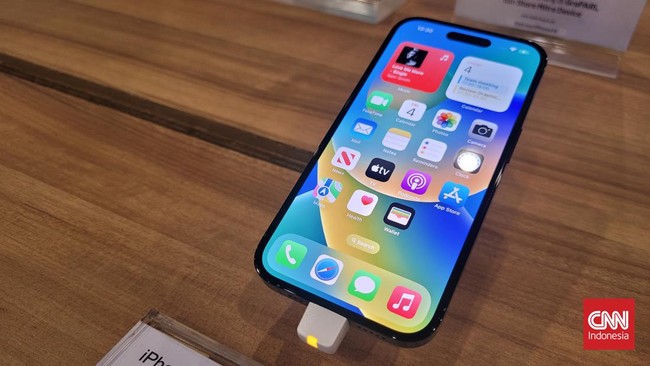 Apple memperbaiki iOS 16 usai sejumlah pengguna iPhone 14 mengeluhkan garis horizontal hijau dan kuning yang berkedip di layar.