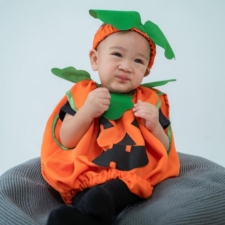 <p>Lucu ya, Bunda? Kita doakan semoga bayi yang hampir genap berusia setahun ini sehat dan bahagia selalu, ya. (Foto: Instagram @raffinagita1717)</p>