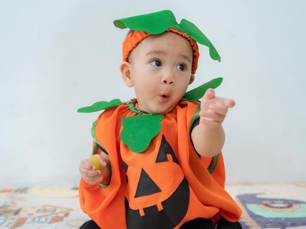 5 Potret Rayyanza 'Cipung' Pakai Kostum Halloween, Ekspresinya Bikin Gemas!