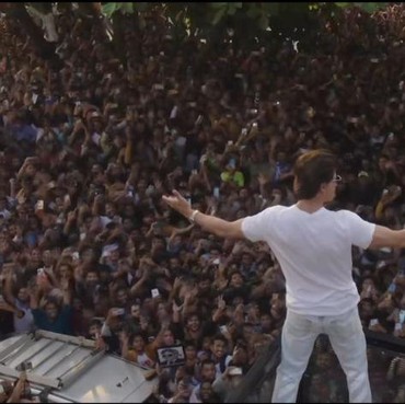Ultah ke-57, Shah Rukh Khan Perlihatkan Rumahnya Diserbu Fans