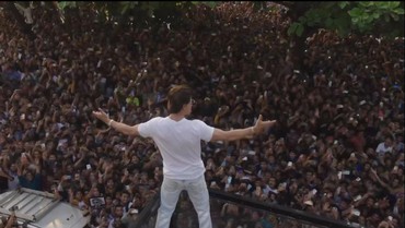 img-title Ultah ke-57, Shah Rukh Khan Perlihatkan Rumahnya Diserbu Fans