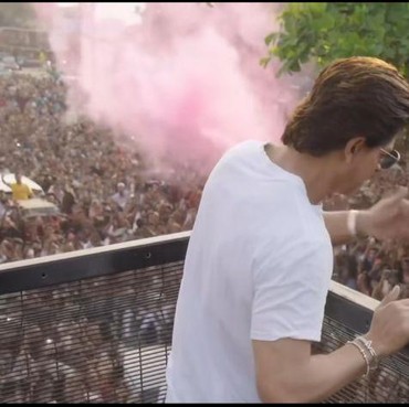 7 Potret Shah Rukh Khan Temui Ribuan Fans di Depan Rumah Rayakan Ultah