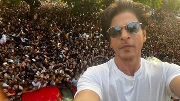 [NEWS] Cara Menarik Shah Rukh Khan Rayakan Idul Fitri, Kali Ini Ajak