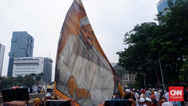 Sang pemuda berharap dirinya dapat bertemu dengan Rizieq pada aksi kali ini. Namun Rizieq masih belum terlihat di antara para peserta aksi.