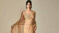<p>Suhana tampak cantik dengan balutan kain sari khas India. Ia pun memilih kain sari dengan sentuhan warna gold dan cokelat. (Foto: Instagram @suhanakhan2 by @sheldon.santos)</p>