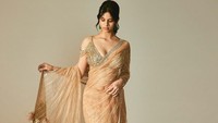 <p>Setelah menikah dengan Gauri Khan, aktor Bollywood ternama Shah Rukh Khan dikaruniai tiga orang anak, Bunda. Salah satunya yang selalu menarik perhatian adalah Suhana Khan. (Foto: Instagram @suhanakhan2 by @sheldon.santos)</p>