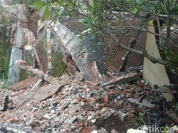 Tembok Perumahan di Kota Malang Ambrol Timpa Mobil Saat Hujan Deras