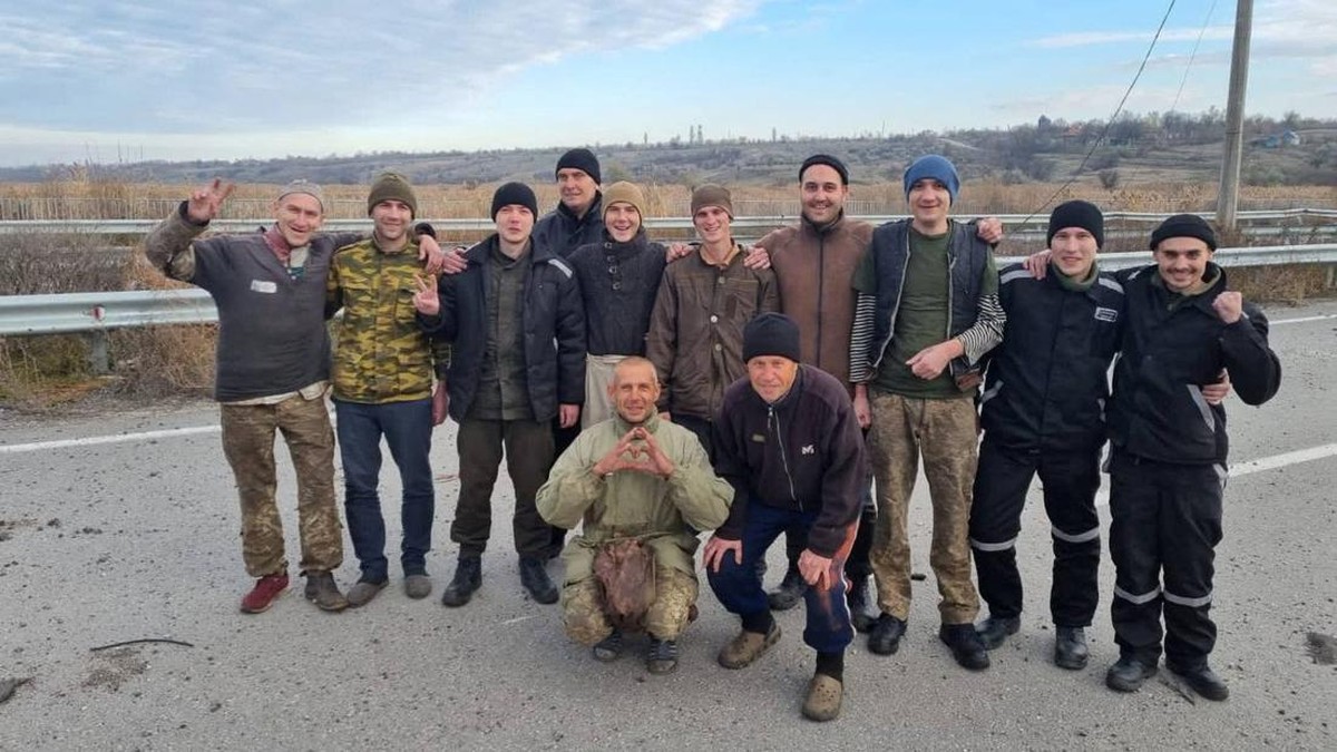 FOTO: Momen Tentara Rusia-Ukraina Dibebaskan dalam Pertukaran Tawanan