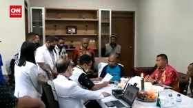 VIDEO: KPK Periksa Lukas Enembe, Rombongan Sempat Dihadang Pendukung