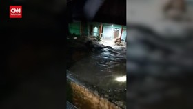VIDEO: Banjir Bandang di Kalibaru Banyuwangi, Jalan Jadi Sungai