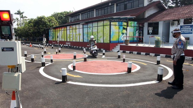 Ujian praktik SIM C terkadang terasa menakutkan, tetapi sebenarnya bisa diatasi bila ada persiapan, mengenali medan, dan percaya kemampuan sendiri.