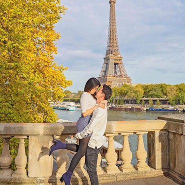 7 Foto Kevin Sanjaya & Valencia Tanoe Peluk Mesra ala Prewedding di Paris