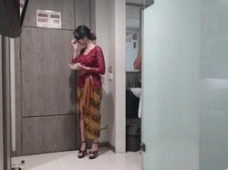 Wanita Berkebaya Merah Masih Misterius, Selendang Cokelat Bikin Salfok