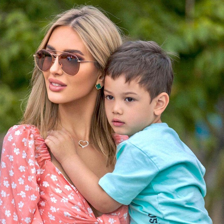 <p>Miss Moscow 2015, Oksana Voevodina, kini menjalani hidup sebagai single mom. Ia memiliki seorang putra yang disebut anak dari mantan suaminya, Sultan Kelantan, Sultan Muhammad V. (Foto: Instagram @rihanapetra)</p>