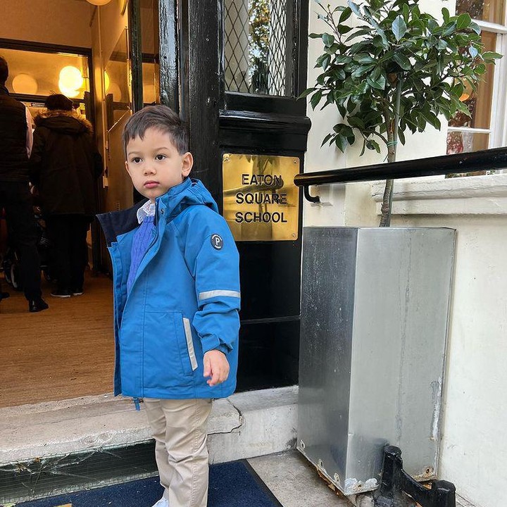 <p>Leon tumbuh menjadi anak yang tampan. Banyak netizen memuji parasnya yang tampan dan mengungkapkan bahwa wajah Leon mirip Sultan Malaysia. (Foto: Instagram @rihanapetra)</p>