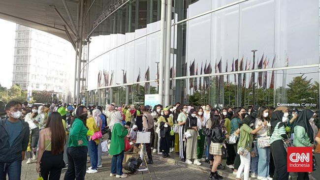 Para penggemar boyband NCT 127, NCTzen, tetap antusias menghadiri konser hari kedua di ICE BSD sejak Sabtu (5/11) pagi meski hari pertama dihentikan.
