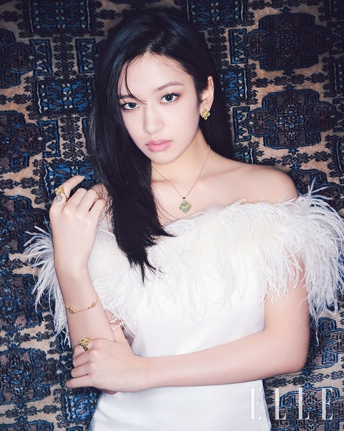 Di potret lainnya, Yujin terlihat mewah dalam balutan badrot dress bulu berwarna putih dengan perhiasan Buccelati yang super glamor. Hingga pesona leader IVE ini, kian menambah aura ‘mahal'./ Foto: instagram.com/ellekorea