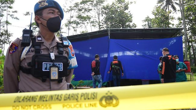 Polda Jatim Bantah Autopsi Korban Tragedi Kanjuruhan Dimanipulasi Kabid Dokkes Polda Jatim Kombes Erwinn Zainul menyebut PDFI Jatim juga melibatkan dua guru besar Unair Surabaya dalam proses autopsi korban tragedi Kanjuruhan.