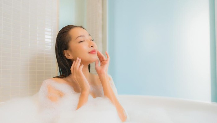Manfaat Mandi Malam yang Tak Terduga untuk Kecantikan dan Kesehatan Manfaat Mandi Malam yang Tak Terduga untuk Kecantikan dan Kesehatan