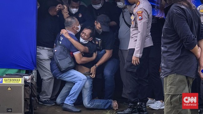 Tragedi Kanjuruhan tercatat sebagai pelanggaran HAM Indonesia yang menewaskan 135 orang. Hingga kini tak ada yang menggubris laporan TGIPF yang dibentuk Jokowi.