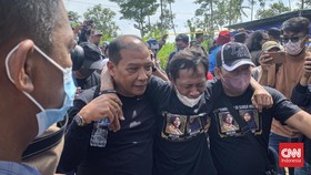 img-title Orang Tua Korban Kanjuruhan Ikut Autopsi: Anak Saya Dibantai & Diracun
