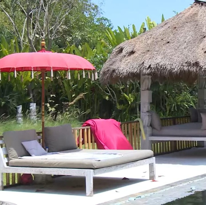 <p>Tak lengkap rasanya rumah bergaya ethnic tradisional ini jika tidak dilengkapi dengan saung di pinggir kolam renang untuk bersantai. (Foto: YouTube TRANS7 Lifestyle)</p>