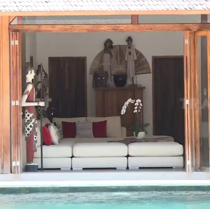 <p>Indah Kalalo memiliki rumah unik yang penuh dengan nuansa ethnic tradisional di Bali, lho, Bunda. Indah pun mengatakan bahwa desain rumahnya yang satu ini terinspirasi dari kebudayaan dan etnis Tanah Air. (Foto: YouTube TRANS7 Lifestyle)</p>