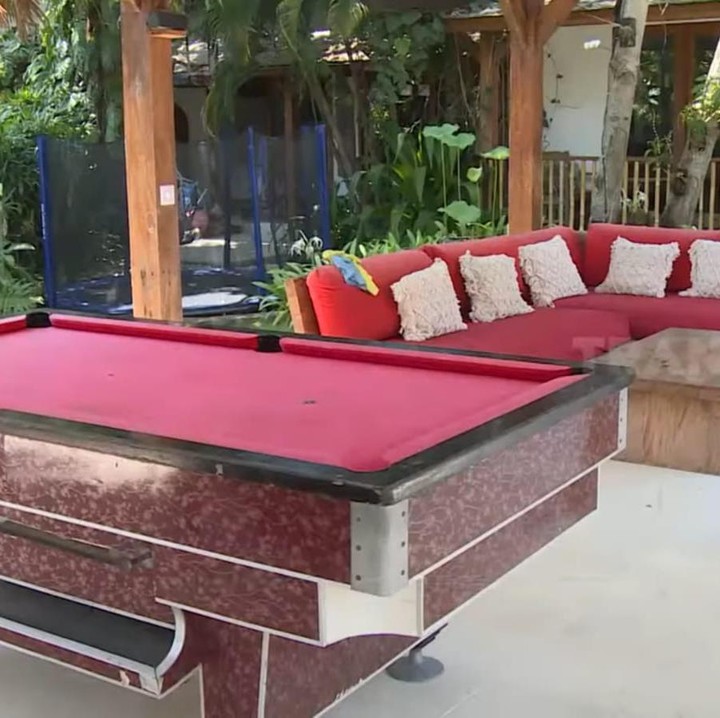 <p>Tepat di pinggir kolam renang, Indah juga memberikan beberapa sofa nyaman yang digunakan untuk bersantai dan berkumpul bersama keluarga. Selain itu, Indah juga menyediakan meja billiard sebagai hiburan di rumahnya. (Foto: YouTube TRANS7 Lifestyle)</p>
