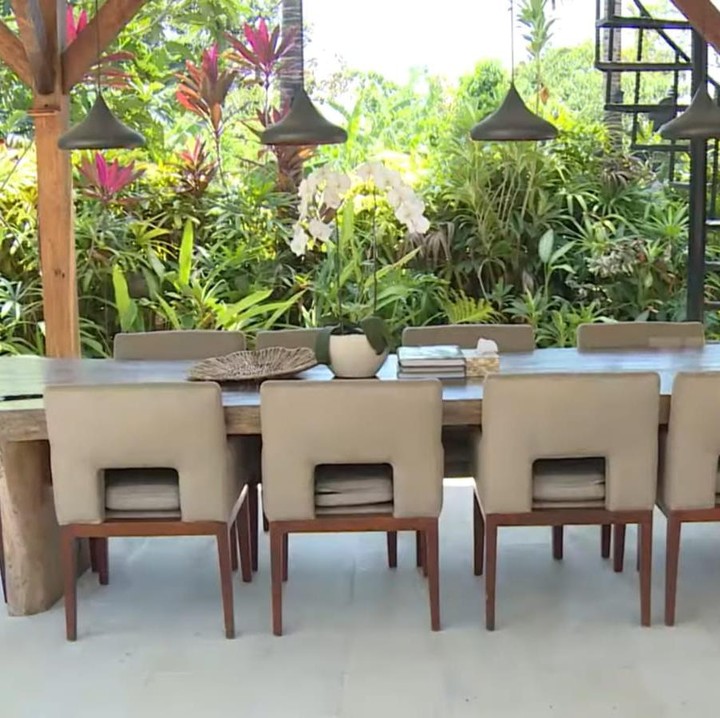 <p>Sementara itu, ruang makan untuk keluarga besarnya ini juga memiliki konsep menyatu dengan alam karena berada di ruang terbuka seperti potret yang satu ini. (Foto: YouTube TRANS7 Lifestyle)</p>