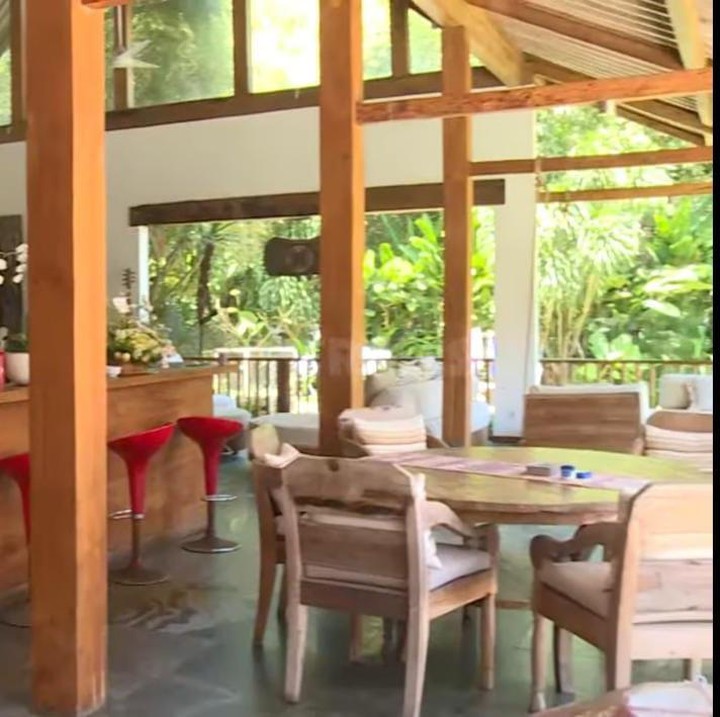 <p>Ruang makan dan dapur yang memiliki konsep terbuka ini juga tampak sangat nyaman karena disuguhkan pemandangan kolam renang dan taman miliknya yang cukup luas. (Foto: YouTube TRANS7 Lifestyle)</p>