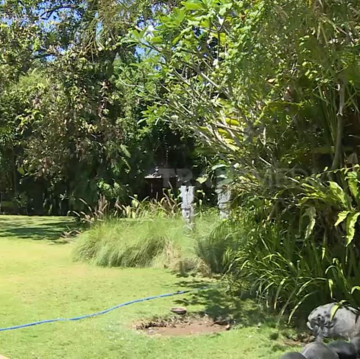 <p>Lebih banyak menghabiskan waktu bersama keluarga di rumah, Indah memiliki taman yang sangat luas tepat di samping kolam renang yang sering keluarganya gunakan untuk bermain. (Foto: YouTube TRANS7 Lifestyle)</p>