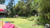 <p>Lebih banyak menghabiskan waktu bersama keluarga di rumah, Indah memiliki taman yang sangat luas tepat di samping kolam renang yang sering keluarganya gunakan untuk bermain. (Foto: YouTube TRANS7 Lifestyle)</p>