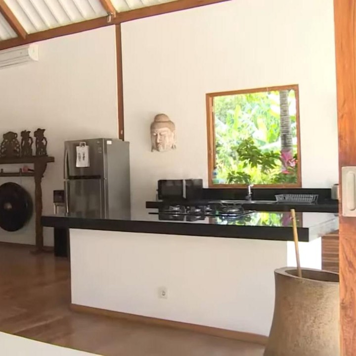 <p>Tidak hanya itu, Indah juga memberikan sentuhan modern untuk dapurnya yang berada di dalam rumah, lho, Bunda. Ruang dapur yang menyatu dengan ruang keluarga ini juga dilengkapi dengan lukisan serta interior tradisional. (Foto: YouTube TRANS7 Lifestyle)</p>