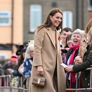 Beda Gaya Kate Middleton, Camilla Parker-Bowles, dan Ratu Letizia Pakai Mantel Warna Beige! Siapa Paling Modis?