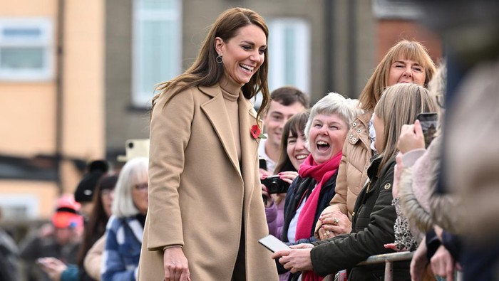 Beda Gaya Kate Middleton, Camilla Parker-Bowles, dan Ratu Letizia Pakai Mantel Warna Beige! Siapa Paling Modis?