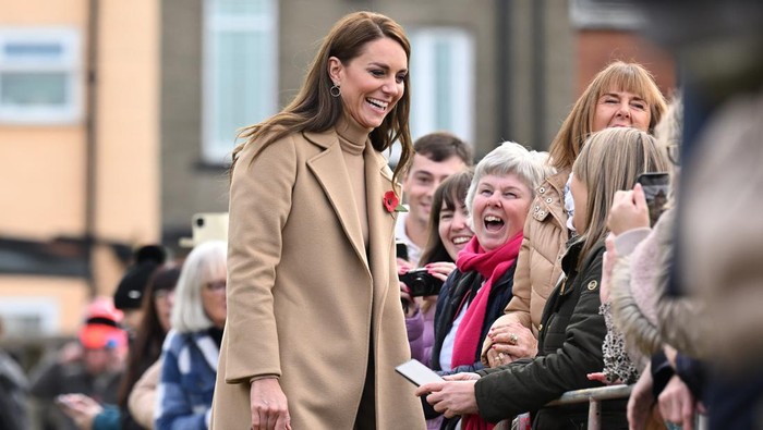 img-title Beda Gaya Kate Middleton, Camilla Parker-Bowles, dan Ratu Letizia Pakai Mantel Warna Beige! Siapa Paling Modis?