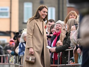 Beda Gaya Kate Middleton, Camilla Parker-Bowles, dan Ratu Letizia Pakai Mantel Warna Beige! Siapa Paling Modis?