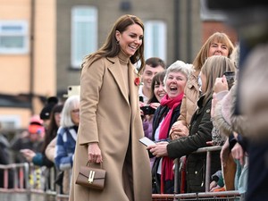 img-title Beda Gaya Kate Middleton, Camilla Parker-Bowles, dan Ratu Letizia Pakai Mantel Warna Beige! Siapa Paling Modis?