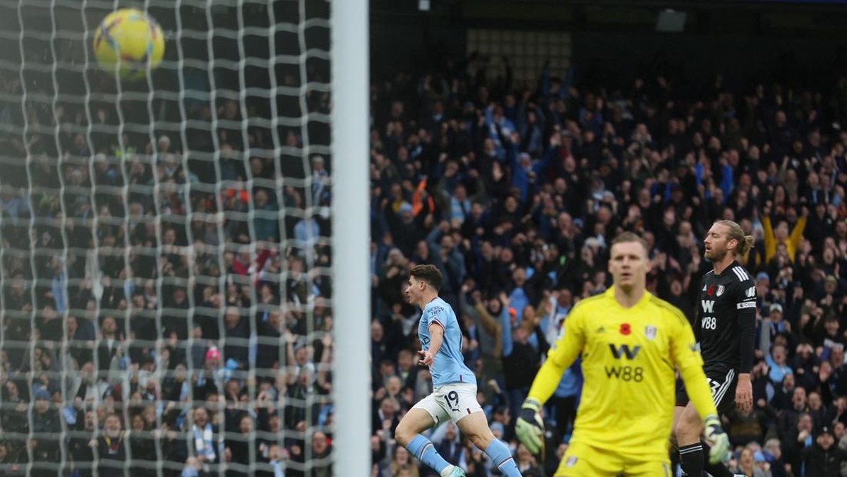 FOTO: Drama Penalti Haaland Bawa Man City Terbang ke Puncak