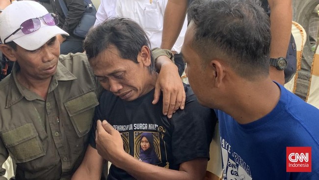 Orang tua dua korban tewas tragedi Kanjuruhan menangis histeris saat mendampingi proses autopsi jenazah mendiang dua anaknya di Malang.