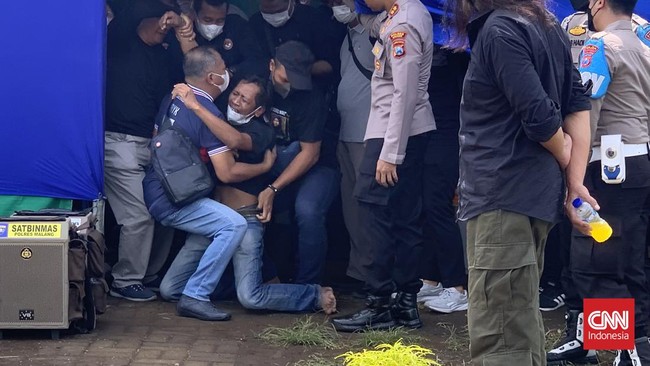 Hasil autopsi dua jenazah korban Tragedi Kanjuruhan telah selesai. Tinggal polisi yang berwewenang mengumumkan hasil autopsi itu ke publik.