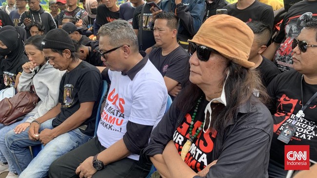 Aremania menangis usai mendengar putusan Majelis Hakim Pengadilan Negeri Surabaya soal kasus Tragedi Kanjuruhan.