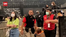 VIDEO: Momen Evakuasi Penonton Pingsan di Konser NCT 127