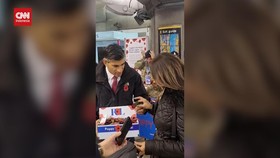 img-title VIDEO: Aksi PM Inggris Rishi Sunak Turun ke Jalan Jualan Bunga Poppy