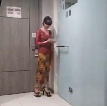 Ditangkap Polisi, Siapa Influencer Pemeran Kebaya Merah di Video Seks?