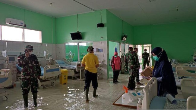 Sebanyak 86 pasien di RSUD Abdul Azis Singkawang dipindahkan ke tempat yang aman, karena banjir yang terjadi di kota itu kembali masuk ke bangsal pasien.